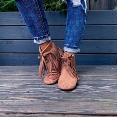 Moccasin Boots Outfit, Mocassin Outfit, Moccasins Outfit, Diy Moccasins, Fringe Moccasin Boots, Native American Moccasins, Handmade Moccasins, Barefoot Boots, Sewing Easy