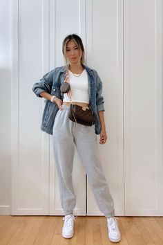 Casual College Outfits Sweatpants, Spring Outfit Comfy, Fashion Joggers Outfits, Grey Sweatpants Outfit Spring, Jogger Casual Outfits, Spring Sweatpants Outfits, Comfy Spring Outfits Casual Looks, Sweatpants Work Outfit, Comfy Cool Outfits