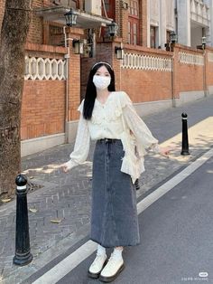 Dapatkan ide outfit yang sedang trend saat ini. Lihat bagaimana gaya trend dengan produk yang sedang diskon. Korean Fashion Cute Girly, Korean Modest Fashion Outfit, Long Skirt Ootd, Long Skirt Outfits Korean, Modest Girly Outfits, Rok Outfit, Long Outfit, Korean Outfit Street Styles, Long Skirt Outfits