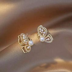 Butterfly pearl earring Bloombellamoda Minimalist Butterfly, Pearl Earring, Butterfly Jewelry, Minimalist Style, Minimalist Fashion, Final Sale, Pearl Earrings, Stainless Steel