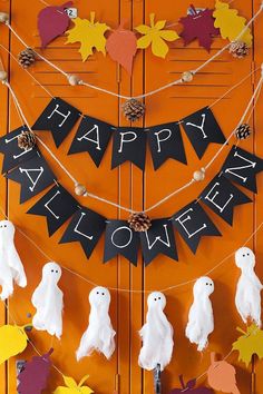 A group of black flags with white letters spelling "Happy Halloween" and white ghosts on a string Black Halloween Wreath, Halloween Decorations Wreaths, Diy Halloween Dekoration, Dekorasi Halloween, Deco Halloween, Crafts By Season, Bricolage Halloween, Happy Halloween Banner, Halloween Fest