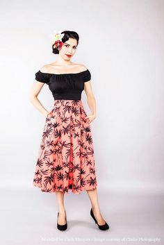 Bei dem Namen Dovima dürften die meisten Pinups in ein zustimmendes Kopfnicken verfallen. Doch in diesem Fall ist nicht das Model gemeint,… Victorian Gothic Style, High Waist Skirt, Vintage Hawaiian, Palm Print, Victorian Gothic, Cute Pins, Full Skirt, Pocket Detail