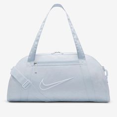 Bolsa Nike Gym Club Feminina-Quer esteja treinando para a sua próxima maratona ou fazendo uma aula rápida de dança, a sua mala pode ir facilmente com você. O armazenamento interno tem espaço suficiente para todos os seus equip... Nike Sports Bag, Cute Gym Bag, Track Bag, Nike Gym Bag, Duffle Bag Sports, Mochila Nike, Gym Club, Basketball Bag, Nike Backpack