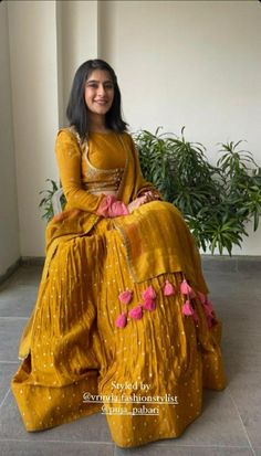 Rajwadi Outfit Women, Chundri Dresses Ideas, Dress Designs For Stitching, Choli Blouse Design, Western Dresses For Girl, Long Blouse Designs, Cotton Saree Blouse Designs, Lehenga Designs Simple, Indian Bride Outfits