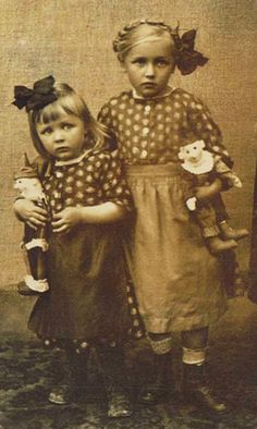 You can see fear in these little girls eyes, and the older sister is protecting the younger one. Dolls Creepy, Clown Dolls, Poor Things, Creepy Doll