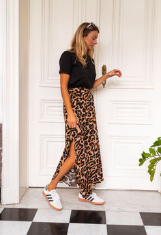 Leopard print, long-maxi skirt that features pockets on the sides and elastic on the back for stretch and comfort. This flowy skirt does not offer lining, features two slits on the sides and makes the perfect wardrobe addition with its versatile and chic touch. Sizes: S-M / M-L S-M: Length 35.43 in - Width 11.42 in M-L: Length 36.22 in - Width 12.20 in 65% Polyester - 35% Cotton Handwash only