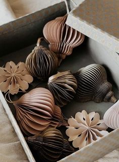 there are many decorative paper flowers in the box