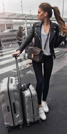 Jaqueta de couro preta, uma peça clássica para um look cheio de estilo. Comfy Travel Outfit, Comfy Travel, Airport Outfits, Winter Travel Outfit, Sport Shoes Fashion, Trendy Outfits Winter, Gareth Pugh, Jewelry Sale, Leather Jacket Outfits