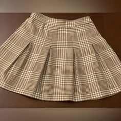 Never Worn Checkered White & Brown Skirt. From Hollister. School Uniform Plaid Skort, School Uniform Plaid Skort For School, Cute White Pleated Mini Skirt, Trendy Plaid Skort For School, Cute White Skort For School, Cute White Skirt For School, White Skirt For School In Fall, Cute White School Skirt, Cute White Skirted Skort