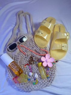 Summer Aesthetic Products, Summer Accessories Aesthetic, Summer Outfits Women Aesthetic, Summer Aesthetic Preppy, Cute Summer Beach Shoulder Bag, Beach Assesories, Cute Beach Bags, Cute Summer Vacation Beach Bag, Beachy Products