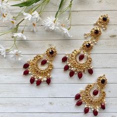 Red/Maroon Kundan Maang Tikka and Jhumka Earring Set. Elegant jewelry set with stones. Mehndi, Shaadi, Haldi. Indian/Pakistani. Bridal Set. 2 piece tikka and earring set. Tikka Length Approx 5 1/2 inches long Earring Length Approx 3 inches Earring Width Approx 2 inches Maang Tikka Kundan, Long Earring, Maang Tikka, Red Jewelry, Jhumka Earrings, Pakistani Bridal, Red Maroon, Bridal Set, Elegant Jewelry