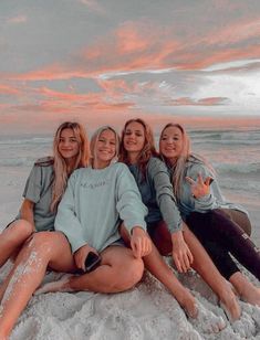 Friend Aestethic, Friends Preppy, Surfergirl Style, Preppy Pfps, Preppy Pfp, Cute Beach Pictures, Friend Aesthetic, Photos Bff, Aesthetic Friends