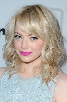 Emma-Stone-Celebrity-Hairstyles Emma Stone Hair, Hair Evolution, Medium Length Curly Hair, Medium Curls, Blonde Curly Hair, Medium Curly Hair Styles, Curly Hair With Bangs, Penteado Cabelo Curto, Pink Lipstick