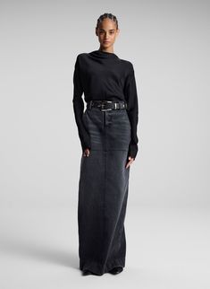 woman wearing black top and black denim maxi skirt Tailored Maxi Skirt, Long Black Denim Skirt, Maxi Denim Skirt Outfit, Denim Skirt Outfit Fall, Denim Maxi Skirt Outfit, Black Denim Skirt Outfit, Long Jeans Skirt, Denim Long Skirt, Denim Skirt Outfits