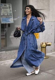 The Best Street Style From New York Fashion Week Trench Coat Outfit Ideas, Holly Golightly, Trench Coat Outfit, New York Fashion Week Street Style, Lace Overlay Dress, Double Denim, Style Savvy, The Best Street Style, Best Street Style