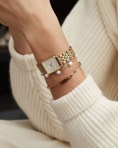 Vintage Watches Women, Bracelets Design, Gold Bracelets, Jewelry Photography, Watches Women Fashion, White Sweater, Jewelry Inspo, Mode Inspiration