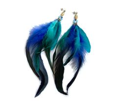 A set of modern boho earrings featuring long rooster feathers in blue-green shades, gold plated skull beads and raw brass ball post earwires. Striking and dramatic statement earrings, perfect for any free spirited girl. ►Length: approx 9 1/2 (25cm) (Message me if you want them a little shorter/longer!) ►Your earrings come beautifully gift wrapped and ship within 1-2 days of purchase. ►More feather jewelry see here: https://www.etsy.com/shop/AlinaandT?ref=l2-shopheader-name&search_query=feath Elegant Blue Feather Earrings, Blue Feather Earrings As Gift, Blue Feather Earrings Gift, Blue Feather Earrings For Gift, Adjustable Blue Feather Earrings, Blue Feather Dangle Earrings, Feather Ear Cuff, Skull Beads, Rooster Feathers