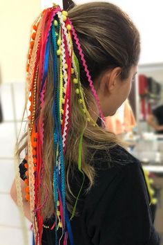 Holi Hairstyles, Yarn In Hair, Cinco De Mayo Hair, Diy Hair Wig, Soccer Hair, Hair Threading, Diy Hair Accessories Ribbon, Beaded Hair Clips