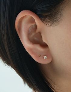 Four leaf flower stud earrings D E T A I L S * Flower is 3 mm with 5.5 mm length post * 18k gold over sterling silver * AAA cubic zirconia * Nickel free and hypoallergenic S H O W   U S   S O M E  ♥ Instagram: @Minthologie Facebook: facebook.com/Minthologie Trillion Earrings, Marquise Earrings, Tragus Earring, Small Stud Earrings, Triangle Earrings Stud, Cartilage Stud, Minimalist Earrings Studs, Triangle Studs, Bar Stud Earrings