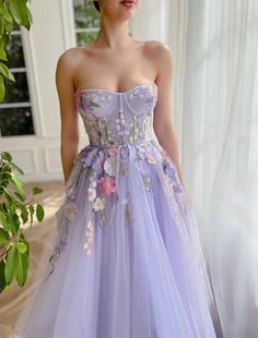 A-Line Evening Gown Floral Dress Wedding Court Train Sleeveless Strapless Tulle with Appliques Floral Gowns Long, Teuta Matoshi, Tulle Party Dress, Tulle Homecoming Dress, Floral Wedding Dress, Lavender Floral, Elegant Party Dresses, Floral Gown, Tulle Gown