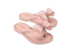 So sweet and chic, the Mini Flip Flop is all about the bows. Designed for the little fashionistas, these beauties offer a cushy footbed with a luxe look for days spent having fun in the sun. And a metallic detail at the center adds a sprinkle of shine, keeping style top of mind. Dressy Flip Flops, Punk Love, Punk Movement, Mini Melissa, Jelly Shoes, Viktor & Rolf, Fun In The Sun, Quirky Design, Baby Disney