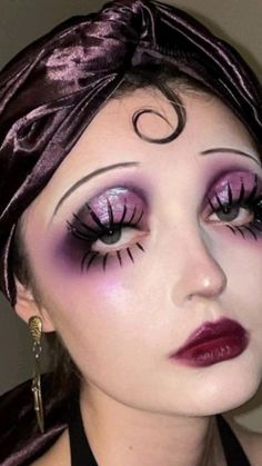 Vintage Makeup Style, Dramatic Face Reference, Short Hair Retro Style, Blurred Makeup Look, Real People Drawings, Big Eye Doll Makeup, 60s Drag Makeup, Downturned Eye Makeup Vintage, Strange Makeup Looks