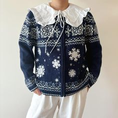 90s snowflake cardigan. Excellent vintage condition Material: 45%  ramie, 45% acrylic, 9% silk, 1% other fibers.  label size PL. Model is 5'5'', 128 lbs, usually US size 5 Flat measurements: bust: 23'' (46'' around) length: 23'' Follow us on Instagram (oldgemvintage) for more choices! Please ask me about international combined shipping.  Please check the flat measurements before purchase since all sales are FINAL. Except it is mistake on my part, in which case I will refund the purchase. I do my best to examine the garments but make mistakes sometimes, please let me know if that is the case. Thank you so much!  Please note that these are vintage clothing, and they may have slight signs of wear. I try my best to examine each piece and will write in note about holes, stains or other imperfec Holiday Minimalist, Pullover Outfit, Minimalist Capsule Wardrobe, Cardigan Vintage, Vintage Pullovers, Retro Mode, Vintage Cardigan, 90s Retro, White Snowflake