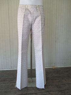 "Amazing original 60s flared pants. Deadstock. NOS 60s trousers. Made in Italy by \"CIRANO\" (pic.9). Original tag. Beige patterned fabric, maybe cotton and terital. Fantastic pointed waistband that closes with zipper and four buttons (pics 2-3). Low waist with two small slit pockets just beneath the front waistband (pic.4). The hem is still to be sewn depending on desired fit. Mint conditions. They fit size S Measurements: (lay flat and double waist and hips) pls consider the rise measurements 60s Trousers, Mods Style, 60s Pants, Pants Women Fashion, Mod Fashion, Flared Pants, Patterned Fabric, Low Waist, Flare Pants