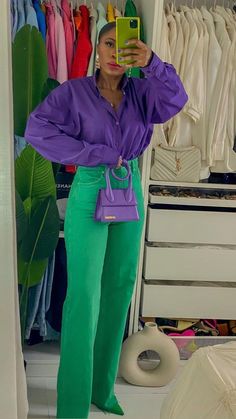 Bright Green Jeans Outfit, Green Silk Pants Outfit, Outfit Pantalon Vert, Pink Outfit Color Combos, Dark Green Top Outfit, Purple And Green Outfit, Outfit Color Combos, Purple Top Outfit