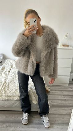 White Fur Hoodie Outfit, Fleece Jacket Outfit Woman, Fur Coat With Jeans, Fluffy Leather Jacket Outfit, Fur Hoodie Outfit, Fuzzy Jacket Outfit, Fur Coat Outfits, Fleece Jacket Outfit