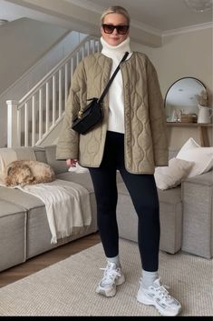 Outfit With Quilted Jacket, Green Jacket Winter Outfit, Autumn Jackets Women, Winter Outfits Sneakers, Green Quilted Jacket Outfit, Olive Jacket Outfit, Winter Outfits With Sneakers, Winter Gym Outfit, Winter Leggings Outfit