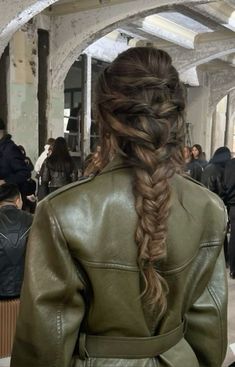 Braids are in for any season #Inspo Brown Hair Hairstyles Braids, Loose Braided Hair, Long Braid Aesthetic, Fancy Braids For Long Hair, Messy Cute Hairstyles, Braided Hairstyles Aesthetic, Brazilian Hairstyles, Braid Aesthetic, Messy Braided Hairstyles