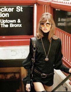 1960s Photoshoot, Mod 60s Fashion, Nyc It Girl, 60s Photoshoot, Grunge Thrift, Subway Photography, Vintage Fashion Aesthetic, 1970s New York, Thrift Style