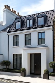 Contemporary white stucco home featuring striking metal roof, geometric shapes, and soft natural lighting in London Grey Stucco House Exterior White Trim, Modern Roofline, Grey Stucco House Exterior, Neo Classic House, Clasic Houses, White Stucco Exterior, White Stucco House, Modern Roof Design, Contemporary Townhouse