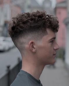 corte de cabelo masculino - corte de cabelo masculino curto - corte de cabelo masculino cacheado - corte de cabelo masculino degrade - corte de cabelo masculino moicano - corte de cabelo masculino 2022 2022 Haircut, Short Hair Mohawk, Curly Hairstyles For Men, Fade Haircut Styles, Haircuts Curly, High Fade Haircut