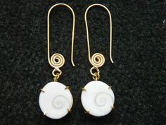 This listing is for 1 pair of Natural Shiva eye Shell earring Gomti chakra prong set Gold plated hook earring Sea shell jewelry charm earring Gift for Women Earring Size:   58 mm long Made with Love♥Best for gift .Light Weight comfortable to wearMany thanks for you visit my store ♥ if you have any question please contact us.For wholesale Price Please Convo me.You can order different items as many you like . Nickel Free White Brass Jewelry, White Brass Earrings With Ear Wire, White Metal Plug Earrings With Ear Wire, White Oval Earrings With Ear Wire, Oval White Wire Wrapped Jewelry, Nickel-free White Brass Jewelry, Adjustable White Spiral Jewelry, White Adjustable Spiral Jewelry, Elegant Shell-shaped Earrings For Gift