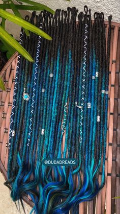 Dreads removiveis castanho, azul escuro e verde agua, combinação perfeita Dreadlocks Diy, Dread Falls, Afro Braids, Synthetic Dreadlocks, Mega Hair, Awesome Hair, 11k Followers, Dread Hairstyles, Hair Wraps