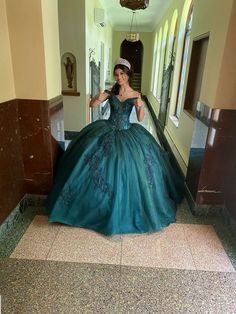 Emerald Green Xv Dresses, Quince Dress Green, Quinceanera Dresses Emerald Green, Emerald Green Quince Dress, Emerald Quince, Emerald Green Quinceanera Theme, Green Quinceanera Theme, Ball Gown Sweet 16