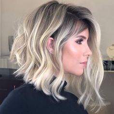 10 Medium Length Hairstyles and Color Switch-ups - Medium Haircut 2021 Medium Bob Hairstyles Straight, Bob Hairstyles Straight, Kort Bob, Hairstyles Straight, Medium Length Hairstyles, Medium Bob, Wavy Bob Hairstyles