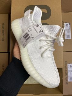 Модель Yeezy Boost 350 V2 Non-Reflective (изи буст 350 ) была выпущена в необычайно лимитированном тираже. Верх настоящих Boost 350 V2 сшит из очень легкого фирменного текстиля Primeknit, который быстро принимает форму стопы. Боковая полупрозрачная полоска из моноволокна. Промежуточная подошва кроссовок сделана из пеноматериала Boost, который состоит из небольших круглых капсул, обеспечивающих высокую амортизацию. Белую вставку из этого материала можно увидеть на пятке. Данная модель является... Kanye Yeezy, Adidas Yeezy 350 V2, Yeezy Boost 350 V2, Yeezy 350, Adidas Yeezy Boost 350, 350 V2, Yeezy Boost 350, Yeezy Boost, Trendy Shoes