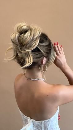 ✨Classy Piled High Updo✨ on @kendy.du with @hairby_chrissy and @habitevents !! This is my go-to wedding or event style and it even hides… | Instagram Bridesmaid Hair Up High, High Up Do Bridesmaid Hair, High Bridal Hair, Classy Bridal Updo, Updo For A Wedding, Bridesmaid Hairstyles For Frizzy Hair, Blonde Updo Hairstyles, Blonde Upstyle Wedding, High Wedding Hair