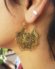 Tribal geometric mandala gold earrings dainty made of brass. SIZE: 45 mm x 40 mm. YOU CAN FIND SOME SIMILAR MODELS IN: https://www.etsy.com/es/listing/483419991/pendientes-tribal-espiral-brass-earrings?ref=shop_home_active_1&frs=1 https://www.etsy.com/es/listing/702446473/pendientes-bohemios-ethnic-earrings-gold?ref=shop_home_active_6&frs=1 https://www.etsy.com/es/listing/701692855/pendientes-tribales-gold-earrings-ethnic?ref=shop_home_active_7&frs=1 SHIPPING: I use certified mail fo Bohemian Bronze Earrings With Intricate Design, Spiritual Gold Earrings With Intricate Design, Bohemian Gold Plug Earrings, Bohemian Gold Brass Plug Earrings, Handmade Gold Flower Brass Earrings, Handmade Gold Brass Flower Earrings, Bohemian Gold Pierced Flower Earrings, Bohemian Gold Plug Earrings With Intricate Design, Bohemian Metal Flower Earrings For Gift