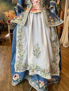 Apron Embroidery, 18th Century Fashion, Hand Embroidery Projects, Historical Costume, Historical Dresses, Historical Clothing, Beautiful Embroidery, Historical Fashion, Embroidery Files