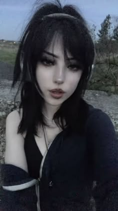 Dark Hairstyles Long, Goth Makeup Brown Skin, Goth Short Hairstyles, Alt Hair Bangs, Goth Girl Hair, Emo Shag Haircut, Gothic Haircuts, Goth Hair Ideas, Cute Emo Hairstyles