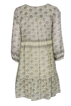 Look oh so dreamy for your sun-soaked vacay in this sultry Ba&sh tunic dress! Featuring a fun ivory and black paisley print, this bohemian dress is just begging to be taken on an adventure! Slip on your wedges and make a stylish summer escape! Size S Shell 100% Viscose Lining 100% Viscose Pullover Long sleeves V-neckline Bust 40" Waist 48" Shoulder to hem 33.5" Sleeve length 20" Bohemian Paisley Print Daywear Dresses, Elegant Summer Mini Dress With Paisley Print, Boho Print Viscose Dress For Vacation, Casual Paisley Print Beach Cover-up Dress, Casual Paisley Print Dress For Beach Cover-up, Casual Paisley Print Dress For Beach, Summer Tunic Dress With Paisley Print, White Paisley Print Dress For Vacation, Casual Boho Print Day Dress