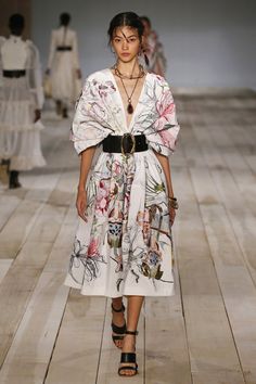 Summer Fashion Runway, Frok Tops, Identity Textiles, Mcqueen Runway, Women's Runway Fashion, Runway Fashion Couture, Fashion Week Spring 2020, Runway Outfits, Fashion 90s