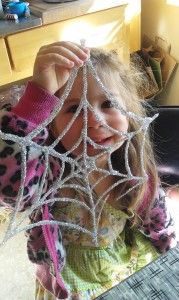 This is my new favorite craft. It's so easy and totally impressive when it's done! Finished Glitter and Glue Spider Web Craft Spider Web Craft, Craft For Halloween, Thanksgiving Desserts Kids, Halloween Heart, Fun Halloween Party Games, Science For Toddlers, Fun Halloween Games, Halloween Craft Projects, Yard Haunt