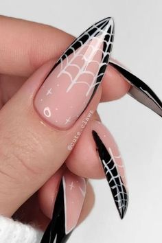 Ongles Halloween DIY : 5 Designs à Essayer Maintenant. Passez un Halloween mémorable avec ces 5 designs d'ongles DIY ! Suivez nos astuces pour des ongles effrayants et créatifs. 🎨👻 Spider Stilleto Nails, Halloween French Tip Nails Design, Halloween French Nail Designs, Black French Tip Halloween Nails, Web Nail Design, Halloween French Tips, Finger Claws, Spider Web Nails, Web Nails