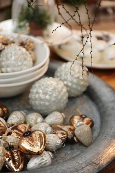 there are many ornaments in the bowl on the table