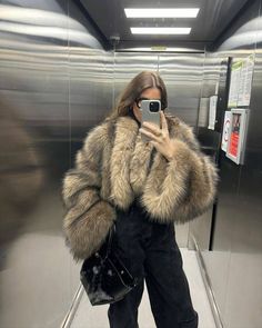 Winter Outfits Fur Coat, Girls Fur Coat, Dresses Fall, Mob Dresses, Street Style Inspiration, Fall 2024, Winter Fashion Outfits